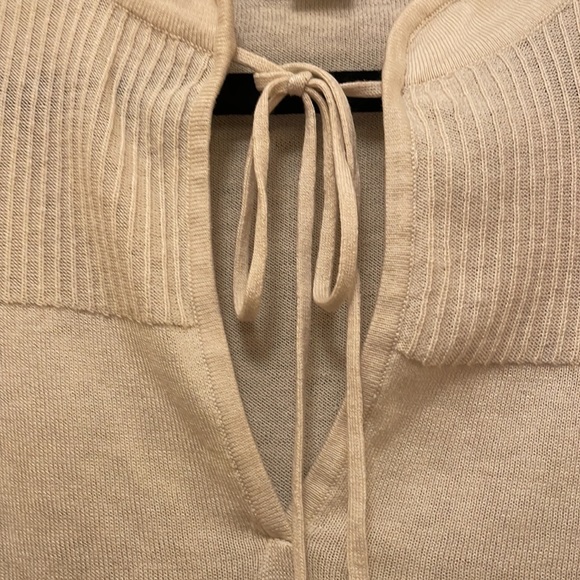 H&M lightweight cream sweater - Picture 3 of 3